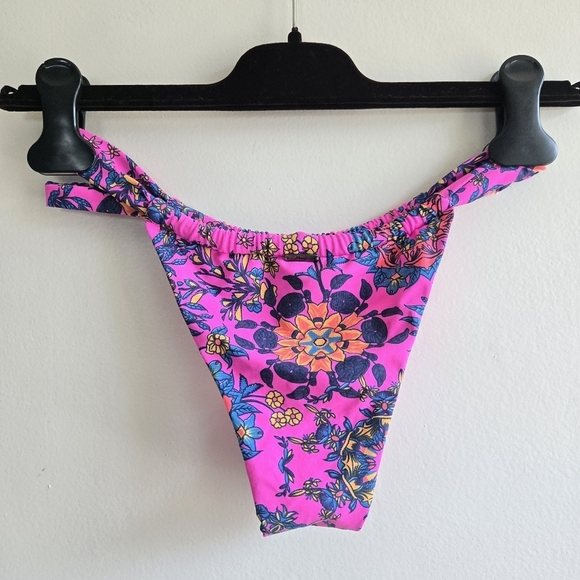 New Maaji Kaleidoscope Zen Sliding Triangle Top/Hope Split Bottom Reversible Set - Picture 12 of 13